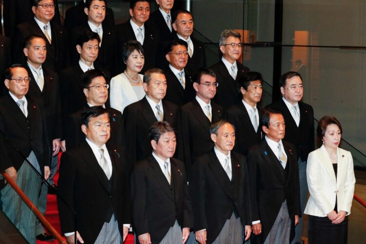 女性閣僚が2人しかおらず「おじいちゃん内閣」と揶揄された菅内閣（写真／時事通信社）