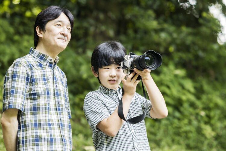 悠仁さまのお誕生日には、父・息子おふたりの写真が公開された（写真は8月10日、東京・港区）