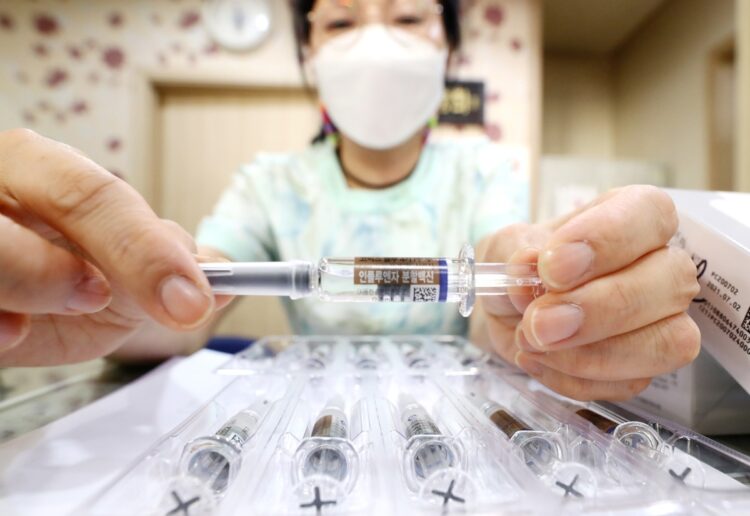 韓国でインフルワクチンの問題が続いているが、日本のワクチンは大丈夫か（写真／EPA＝時事）