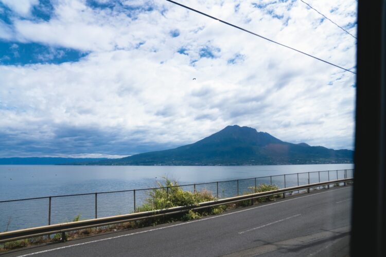 「黒の路」では、鹿児島中央駅を出発してしばらくすると進行方向右側の車窓から桜島が望める