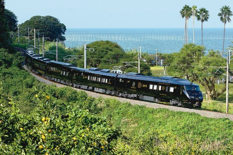 「金の路」は長崎本線を走行。写真は有明海沿いの長里駅―肥前大浦駅間（JR九州提供）