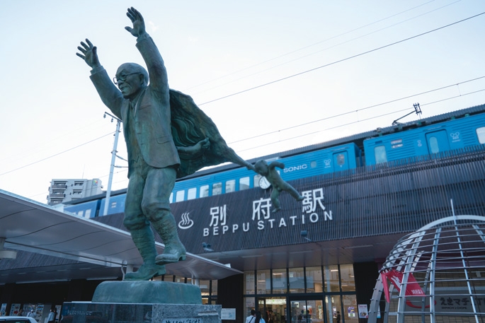 別府駅前の実業家・油屋熊八の像