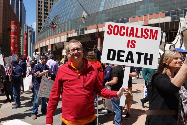在宅指示に抗議し、「社会主義は死だ」と掲げるトランプ支持者（イリノイ州シカゴ 5月1日）