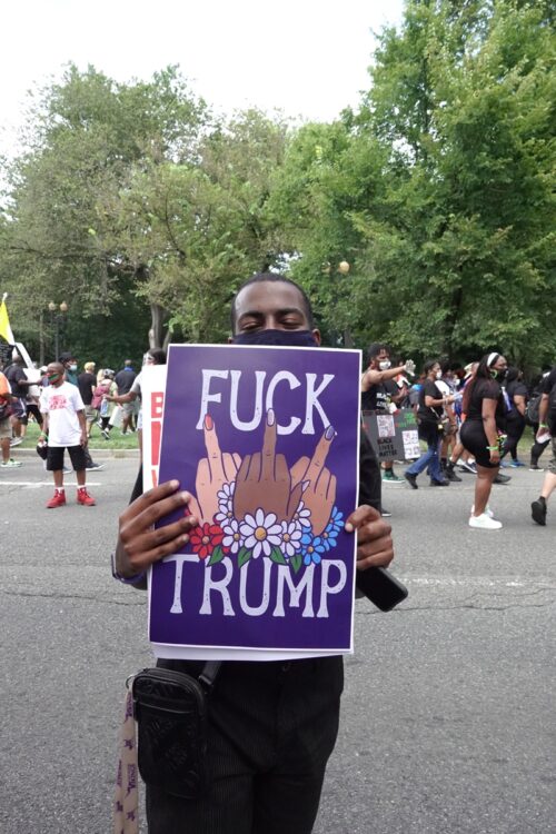 過激なプラカードを掲げるワシントン大行進の参加者（ワシントンDC 8月29日）