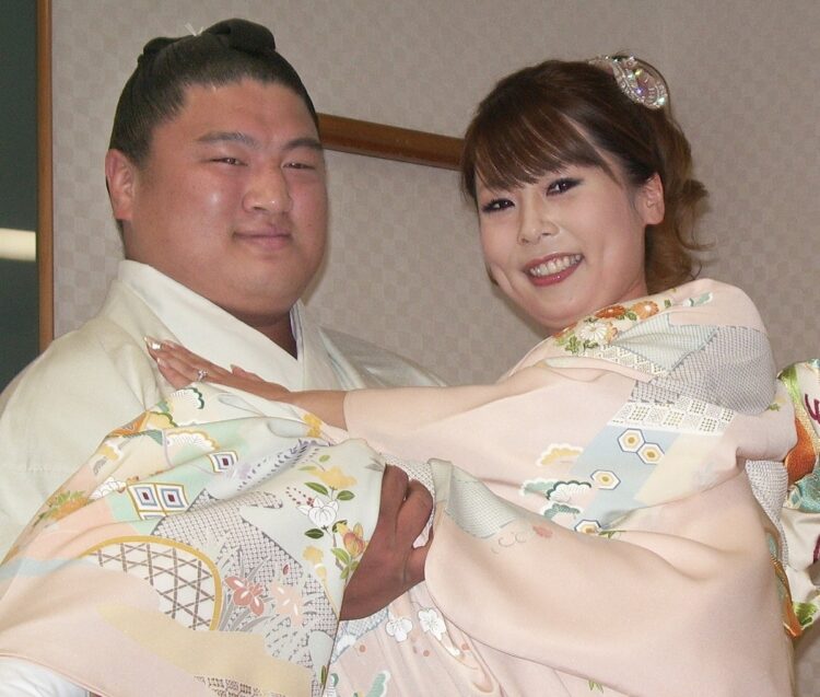 妻をお姫様抱っこ(時事通信フォト)