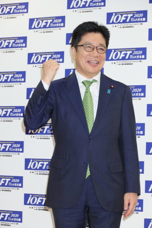 和やかに微笑む加藤勝信・内閣官房長官