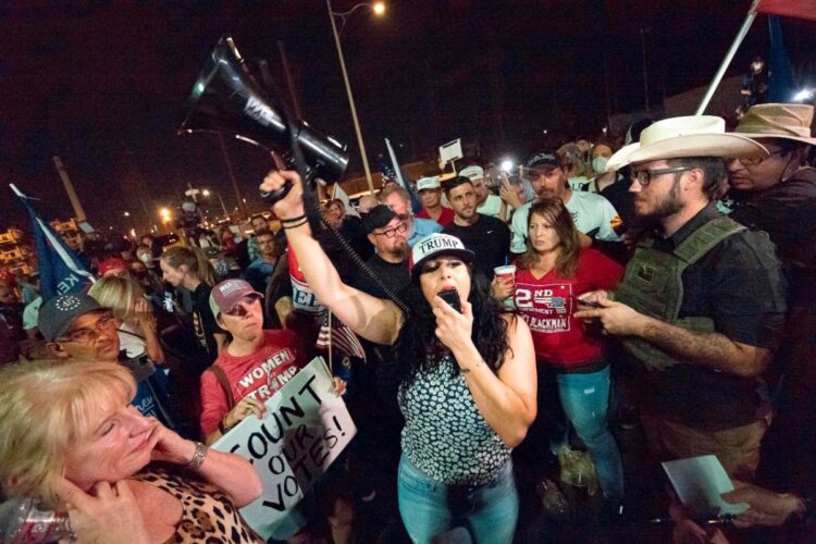 選挙の不正を訴えるトランプ支持者たち（写真／AFP＝時事）