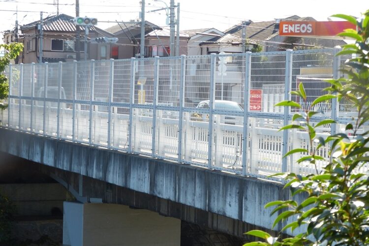 耐震補強工事で必要な鉄筋が使用されなかったことが明るみに出た緑橋（東京都・日野市）
