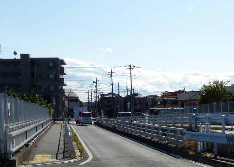 少し前までは一車線だけの歩道もない小さな橋だった。新しい橋とあわせて二つで一つの「緑橋」となった。