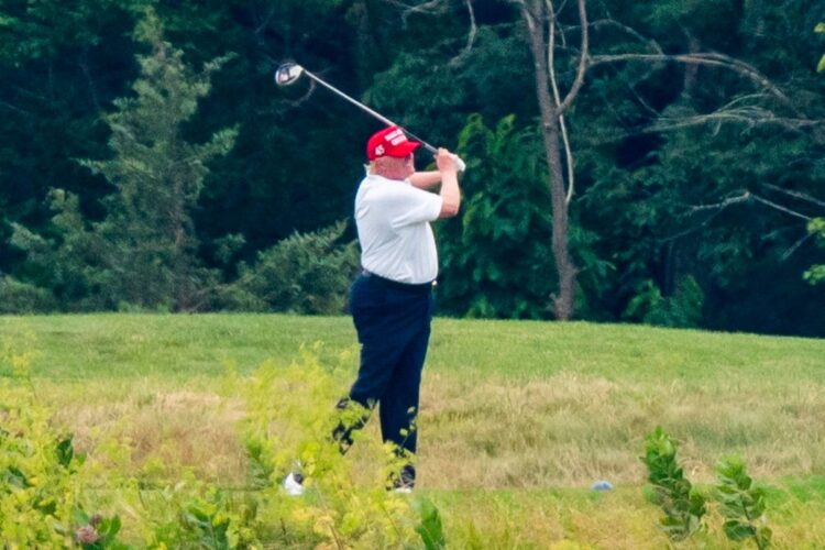 徹底抗戦を宣言しながらゴルフに出かけたトランプ大統領（EPA＝時事）