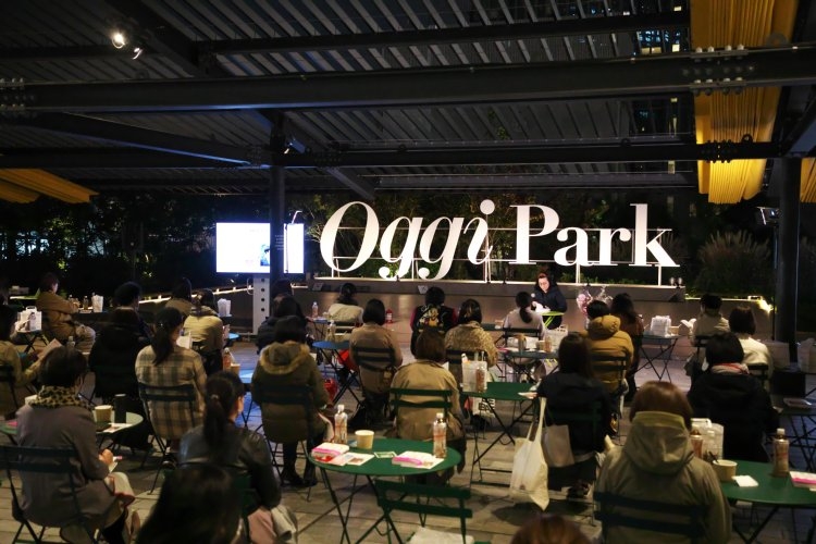 トークショーには多くの女性ファンが詰めかけていた