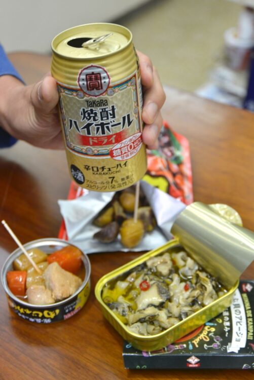 つぶ貝のアヒージョはキリっと辛口の焼酎ハイボールにぴったりだ