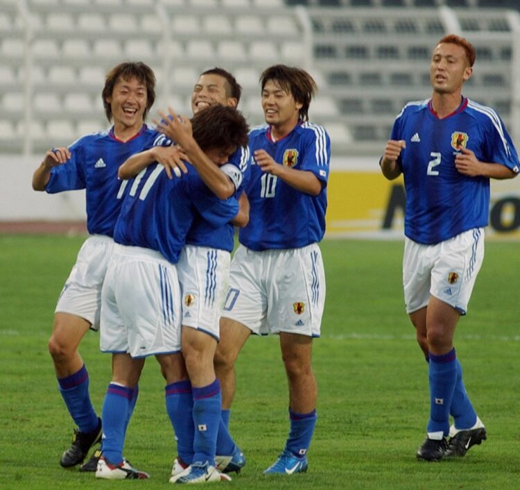 アテネ五輪でゴールを決め、選手らと抱き合って喜ぶ鈴木啓太さん（左から３人目）（写真／時事通信社）