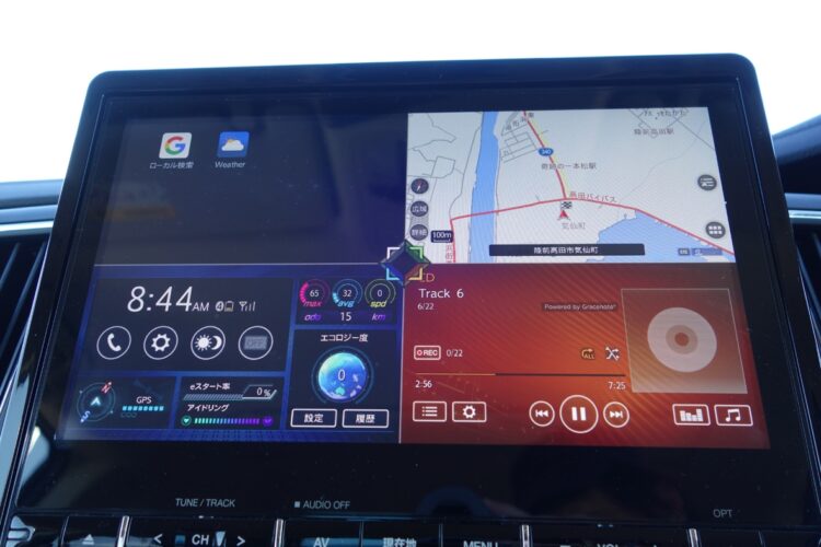 オプションの大画面カーナビ。ナビ、オーディオ、走行データ、スマホとの連携アプリを1画面で表示できる（デリカD:5）