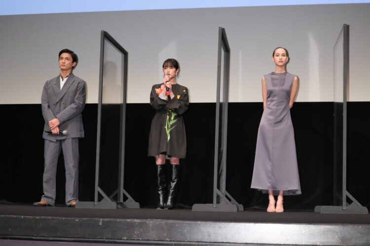 『あのこは貴族』舞台挨拶に登壇した高良健吾（左）、門脇麦（中央）、水原希子（撮影／平野哲郎）