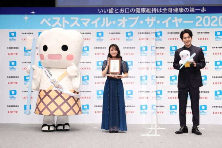 日本歯科医師会PRキャラ「よ坊ちゃん」と2人