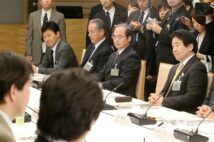 産業競争力会議には竹中氏（右）、三木谷氏（左端）ら菅ブレーンが顔を揃えた（時事通信フォト）