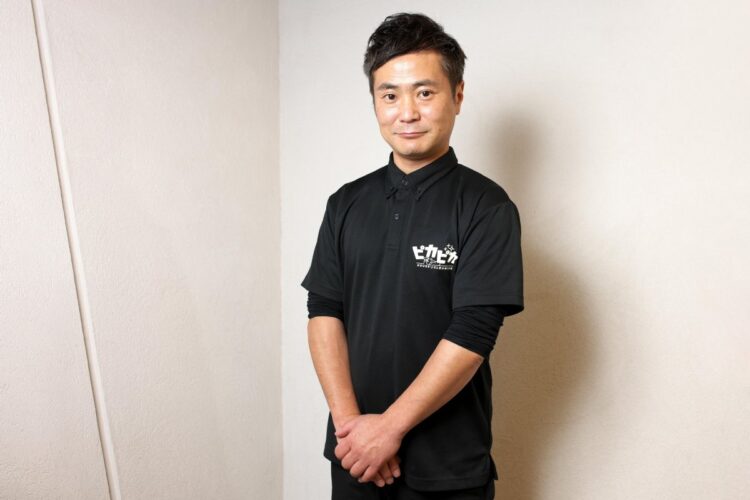 「ピカピカ」の制服姿の入江さん