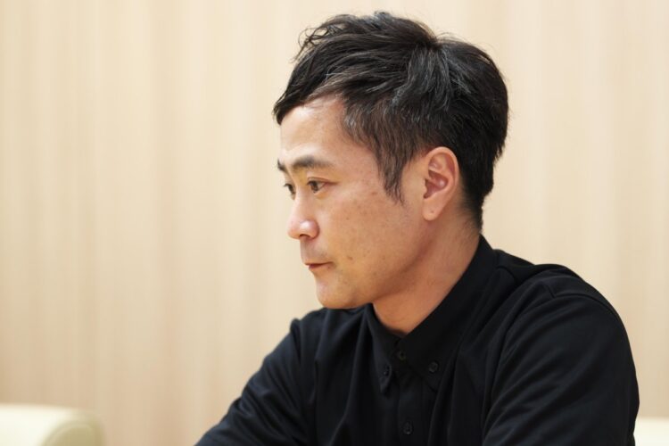 頭には白髪が混ざっていた