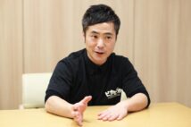 「ピカピカ」の制服を着て語る入江慎也さん