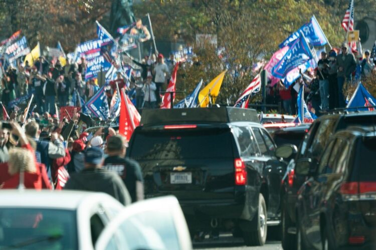 トランプ氏の車列にデモ隊は熱狂（CNP/時事通信フォト）