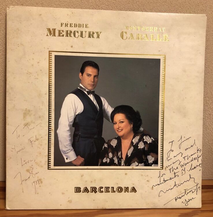 フレディとスペインのオペラ歌手モンセラート・カバリェ（享年85）がコラボしたアルバム『バルセロナ（Barcelona）』。ジム宛てに両者のサインが入っている