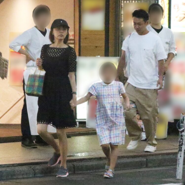 結婚直後の2人は仲睦まじくお出かけ。麗禾ちゃんも