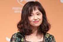 舞の母親を演じる女優の永作博美