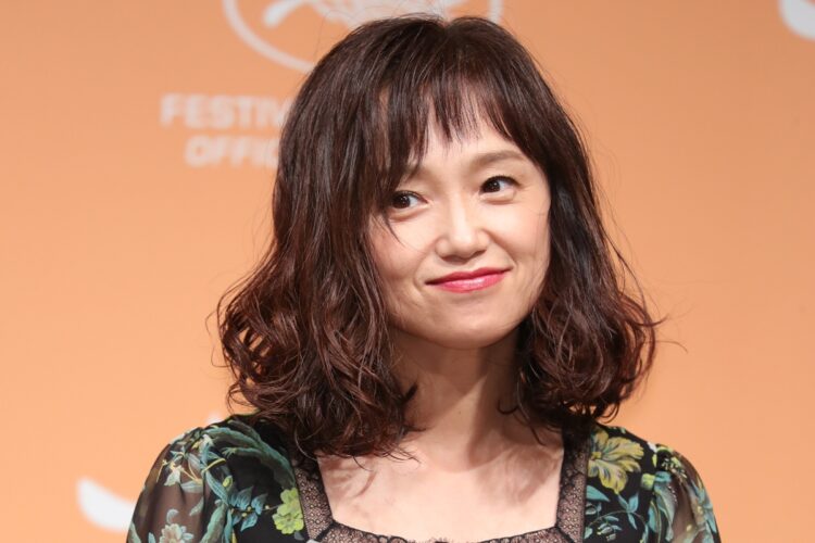 舞の母親を演じる女優の永作博美