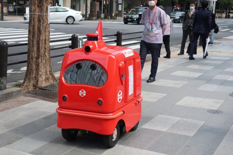 日本郵便が公道で行った「配送ロボット」の実証実験（時事通信フォト）