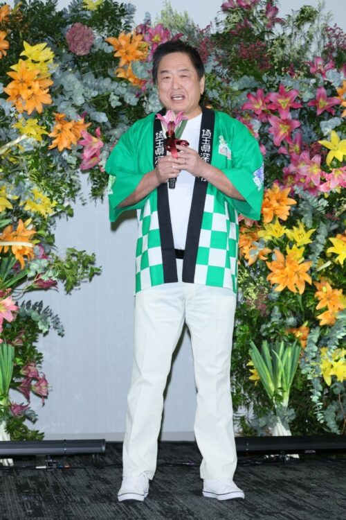 ネギと勤労感謝の日を掛けたイベントに登場した深谷市の小島進市長