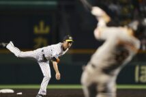 藤川球児は引退試合で代打の坂本勇人を三振に仕留めた（時事通信フォト）