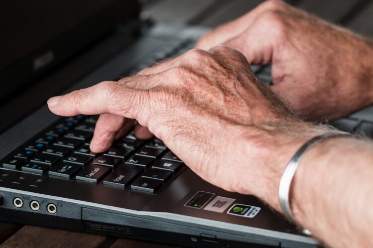 コロナを怖れ外出を控え高齢者もネット利用を増やしている（イメージ）