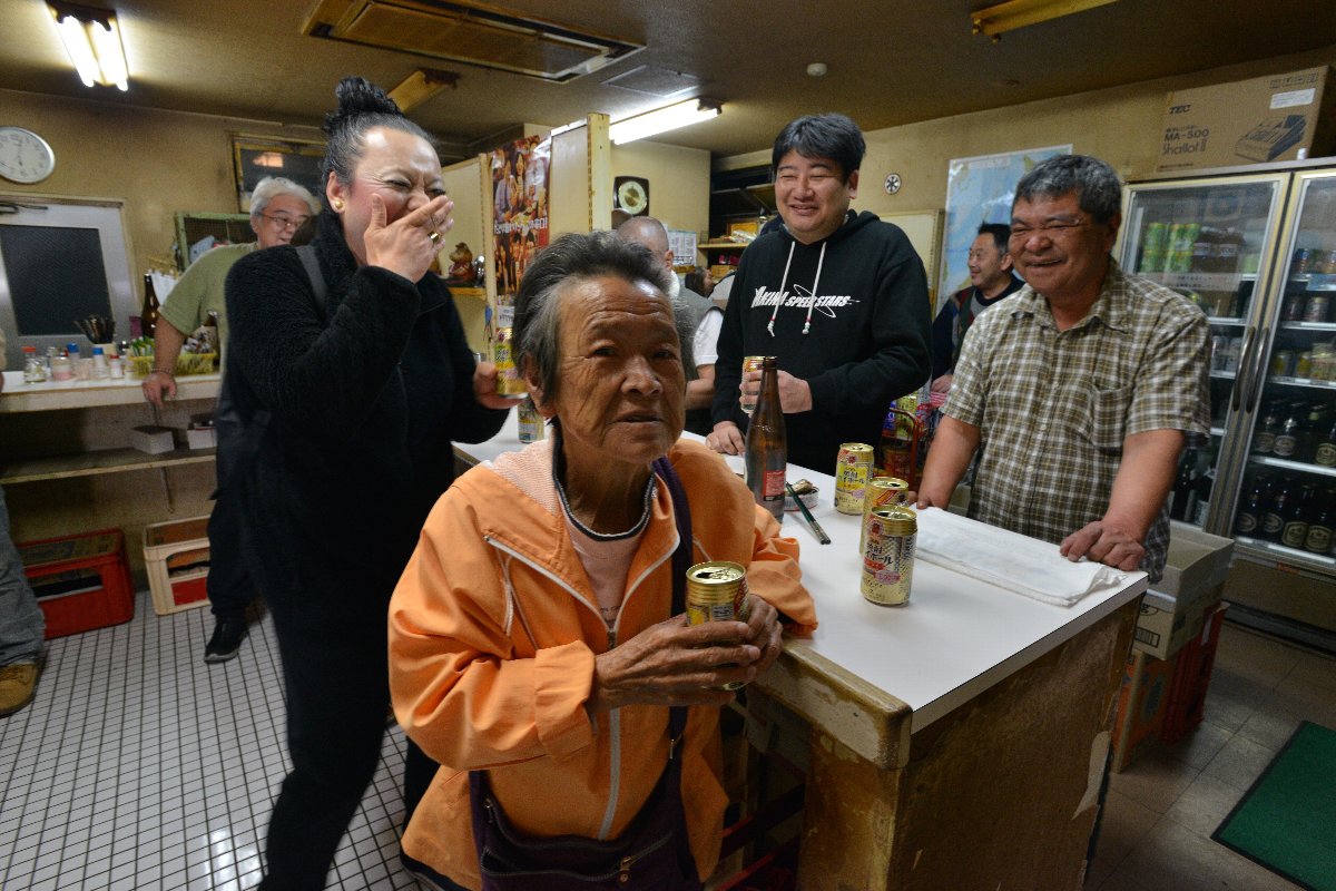 昭和5年から酒屋と角打ちを続けてきた店には、港町で働く男たちやおひとりさま女性客の姿も。誰もが上機嫌だ