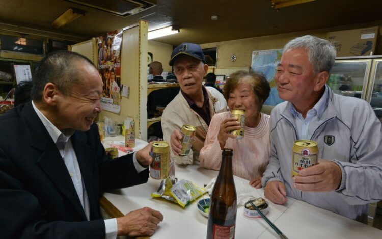 商店街アーケードの奥では「ここはいつも和気藹々。楽しい人しかいないよ」と気の置けない仲間同士が寛ぐ