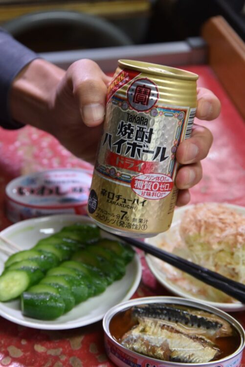 焼酎ハイボールと女将特製ぬか漬けきゅうりの相性は抜群だ