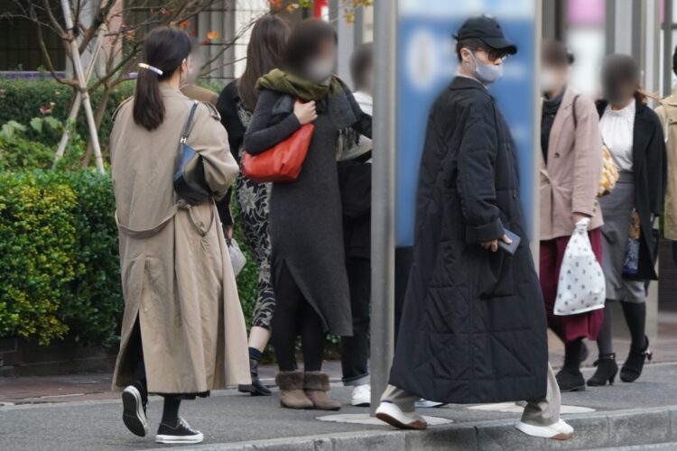 横顔もスマートな窪田、後ろに水川（写真は昨年）