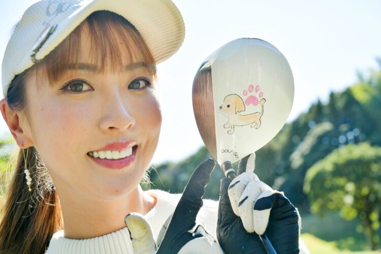 愛犬の〝まろちゃん〟をモチーフにしたロゴ入りのクラブ。ゴルフを始めた当初は「全然当たらなかった」というドライバーも、現在では200ヤードを超え、競技ゴルフでも優勝するレベルまで成長した