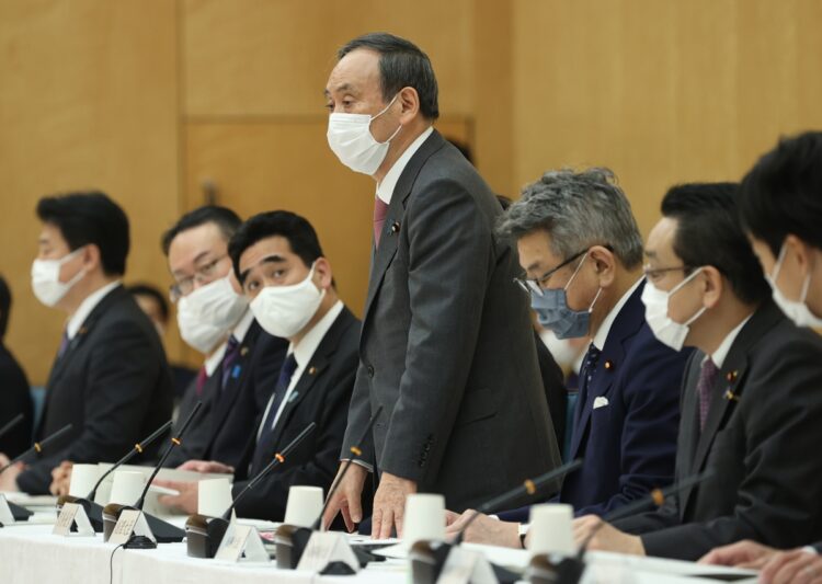 菅首相と「成長戦略会議」メンバーとの間には…(時事通信フォト)