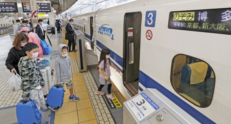 混雑の可能性もある帰省・旅行時の移動ではどう対策をすべきか（写真／共同通信社）