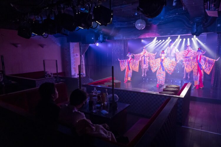 沖縄出身のママらしく、ショーは沖縄の衣装に身を包んだ全員による舞でスタートした。照明や音響にも“プロの矜持”が感じられた