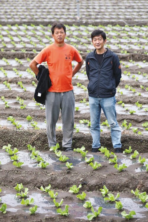 高橋代表は全国を行脚し、生産者と語り合う。10月18日、千葉県館山市で「かんべレタス」を栽培する安西農園の安西淳さんを訪問