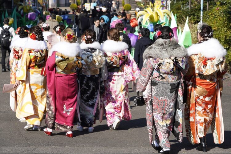 来年の「成人の日」は振袖姿の若者たちが減りそう(時事通信フォト)