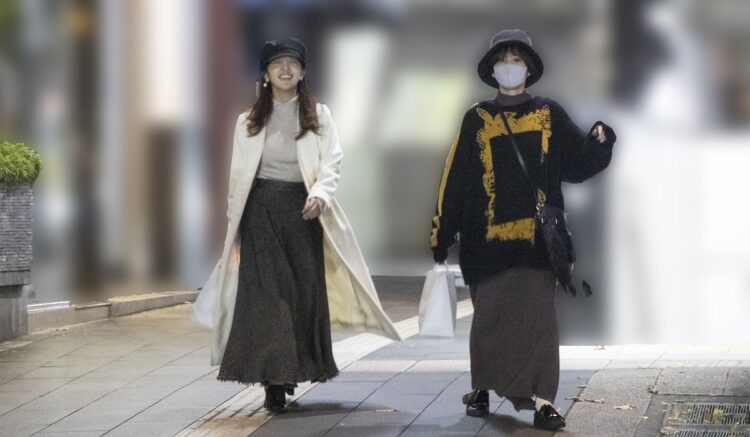 ロングスカートの前田敦子と板野友美の姿が都内で目撃されたことも（2020年11月）