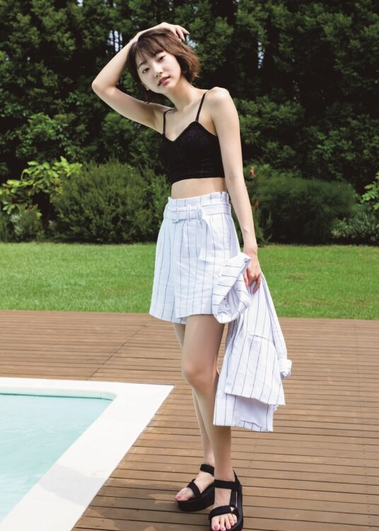 セパレートのキャミを着こなす売れっ子女優