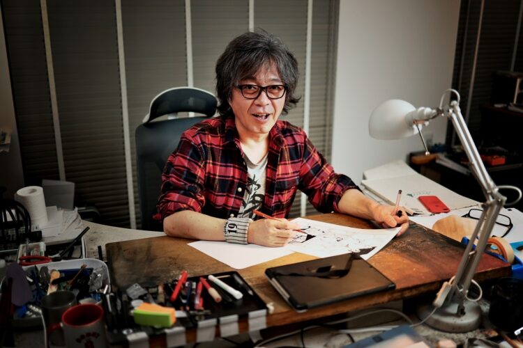 かつての制作過程を一新し、現在作品をすべてひとりで描いている髙橋氏。右腕には阪神タイガース１９番のリストバンド