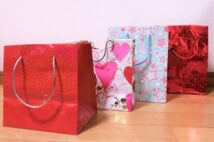 使わないのに溜まっていく紙袋…他 「なかなか捨てられないもの」女性編