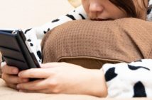 ダメなのはわかっているのに…　「寝る前スマホ」の呪縛から逃れられない人たち