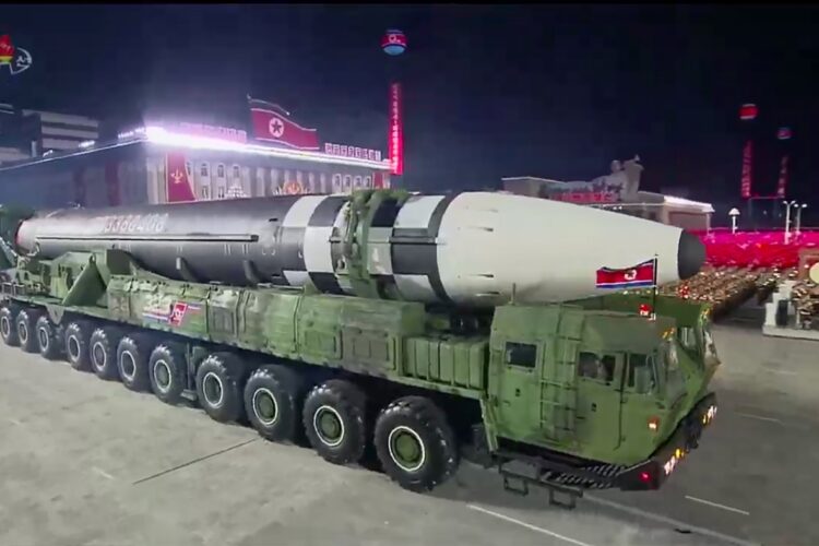 今年10月、平壌の軍事パレードに登場した北朝鮮の新型大陸間弾道ミサイル（AFP＝時事通信フォト）