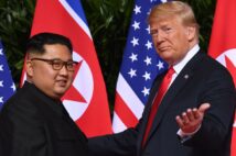 会談は実現するのか（左から金正恩氏とトランプ大統領／AFP＝時事通信フォト）